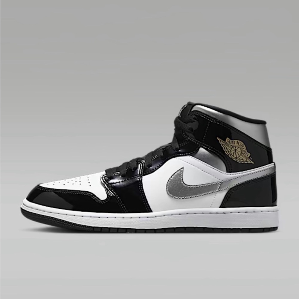 Nike Men's Black, White, and Silver Sneakers